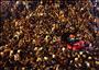German pianist Davide Martillo surrounded by protestors in Taksim, June 13, 2013 (photo: Reuters - Yannis Behrakis)