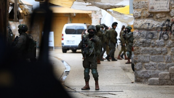 Israeli forces detain 7 Palestinians close several neighborhoods in Hebron