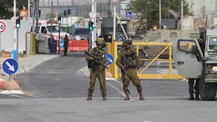 Israeli forces close Bethlehem-area checkpoint, detain two Palestinians