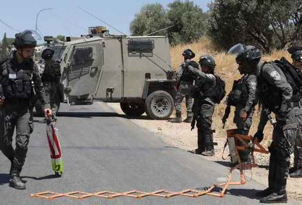 Israeli forces tighten measures on Nablus-area checkpoint, cause traffic jam