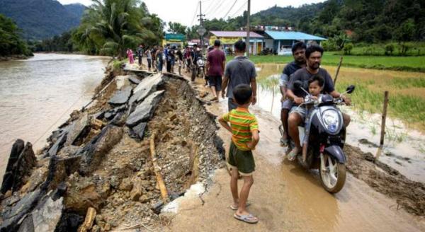 Death toll from Indonesia floods, landslides rises to 26