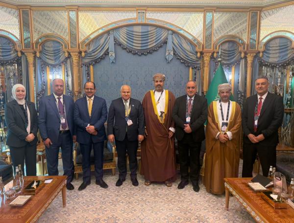 Labor Minister discusses cooperation with Omani counterpart