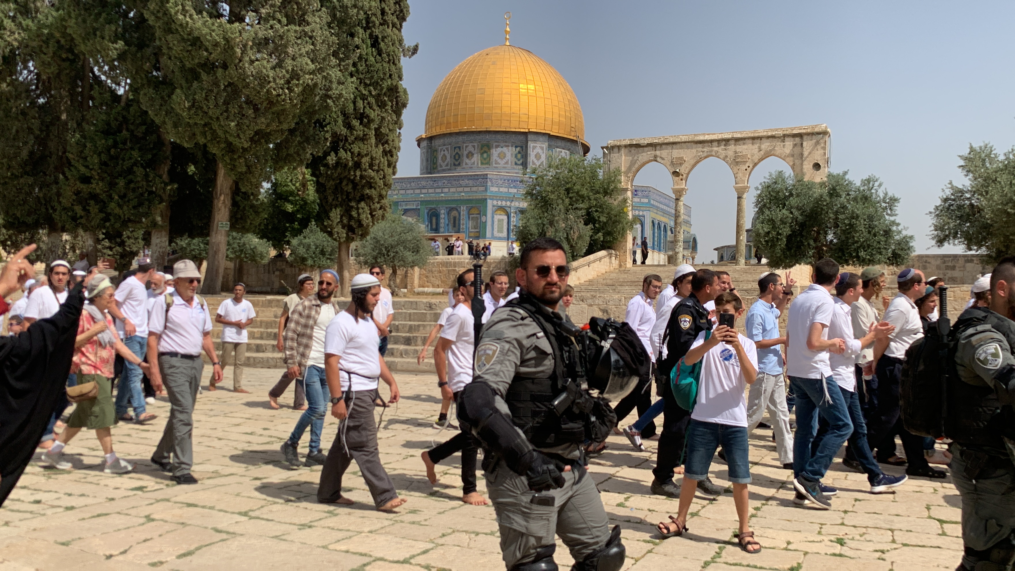 Israeli extremists breach Jerusalem Mosque, army arrests 14 Palestinians in West Bank