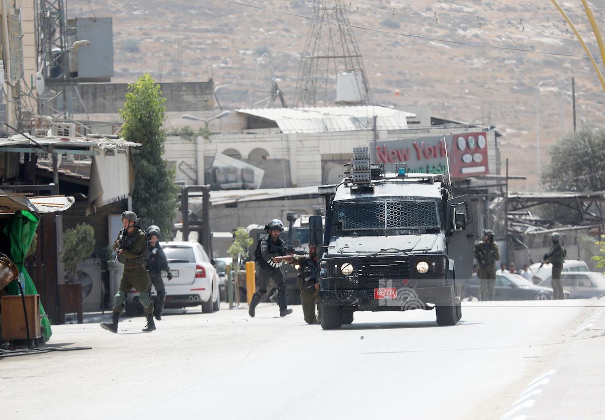 Hebron: Israeli forces storm city, nearby town, tighten military measures