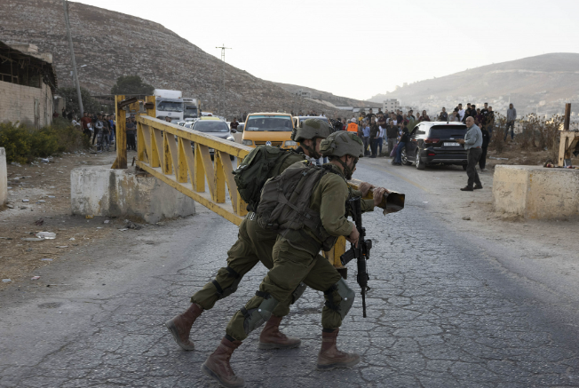 Israeli forces close key checkpoints north of Ramallah