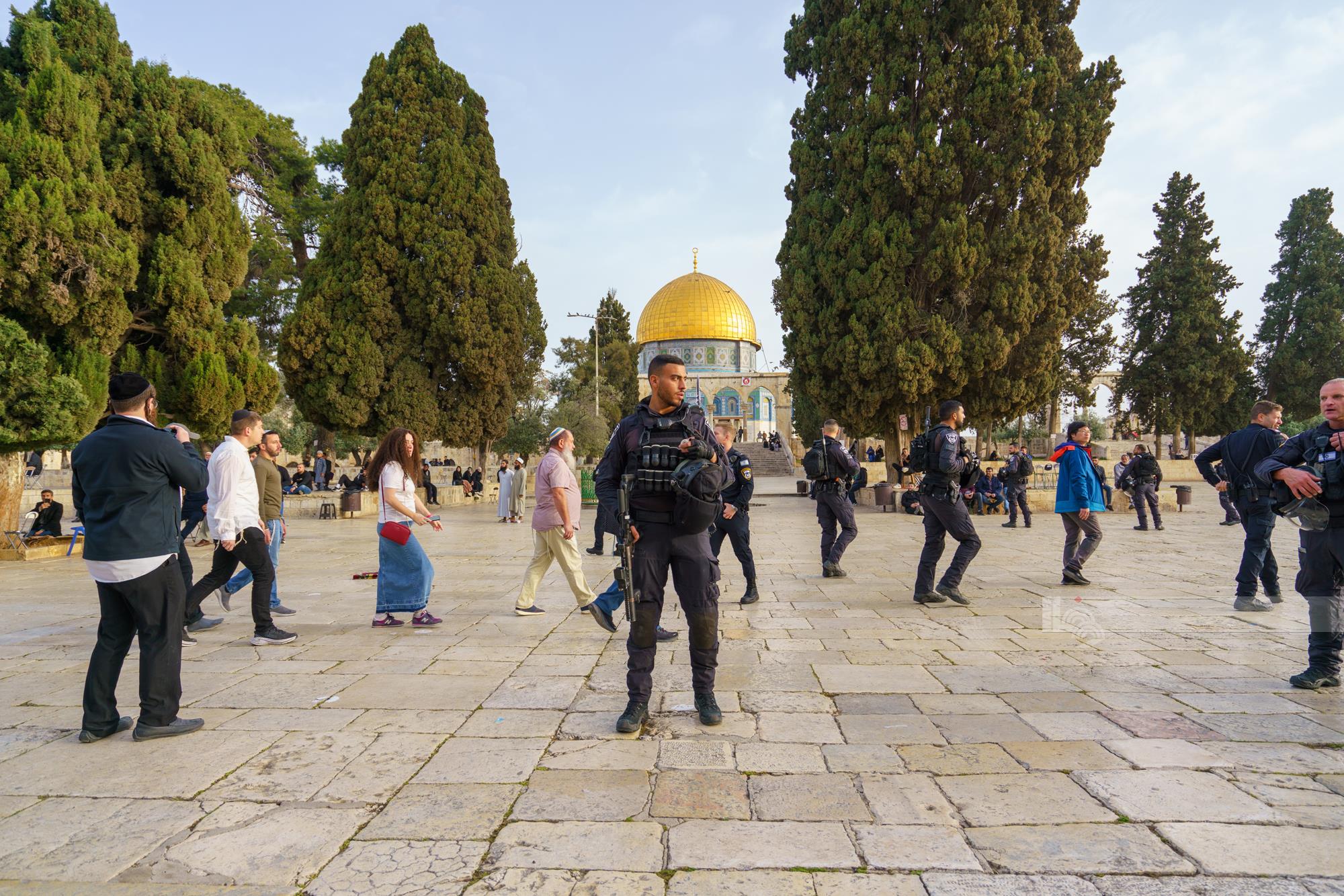 Israeli colonists storm Al-Aqsa Mosque under police protection