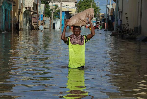 Flooding in Somalia displaces 200,000 people: official 