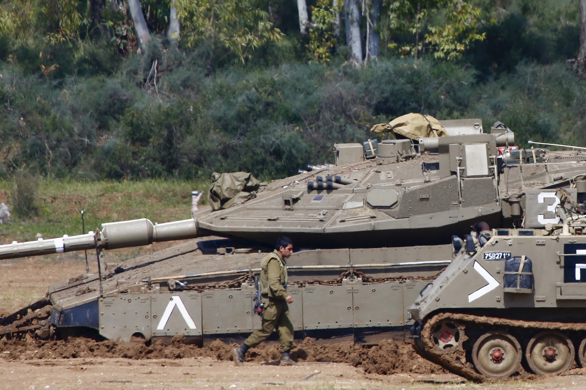 Israeli forces push deep into east Rafah