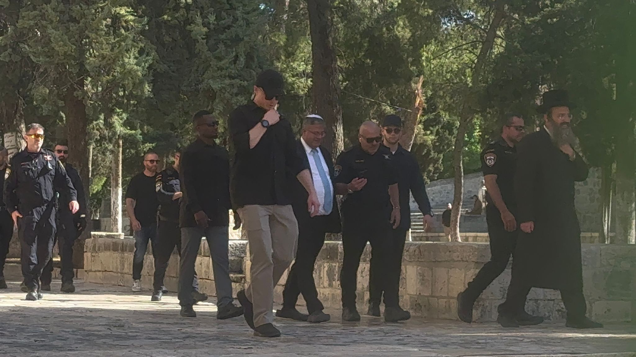 Extremist Israeli minister Ben-Gvir storms Jerusalems Aqsa