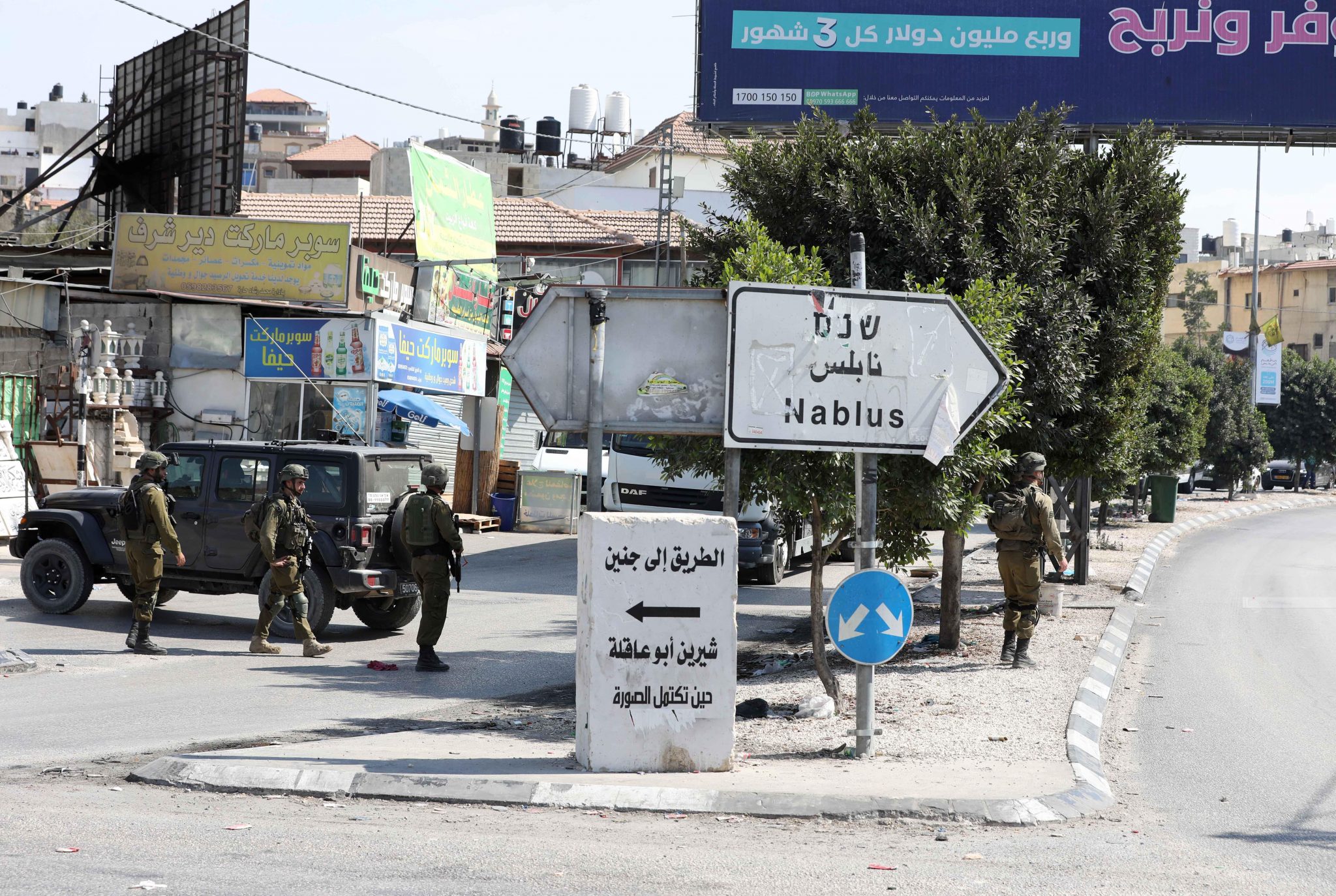 The occupation closes the entrances to Nablus and tightens its military measures