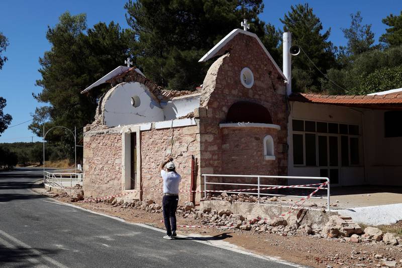 Strong earthquake strikes Greece