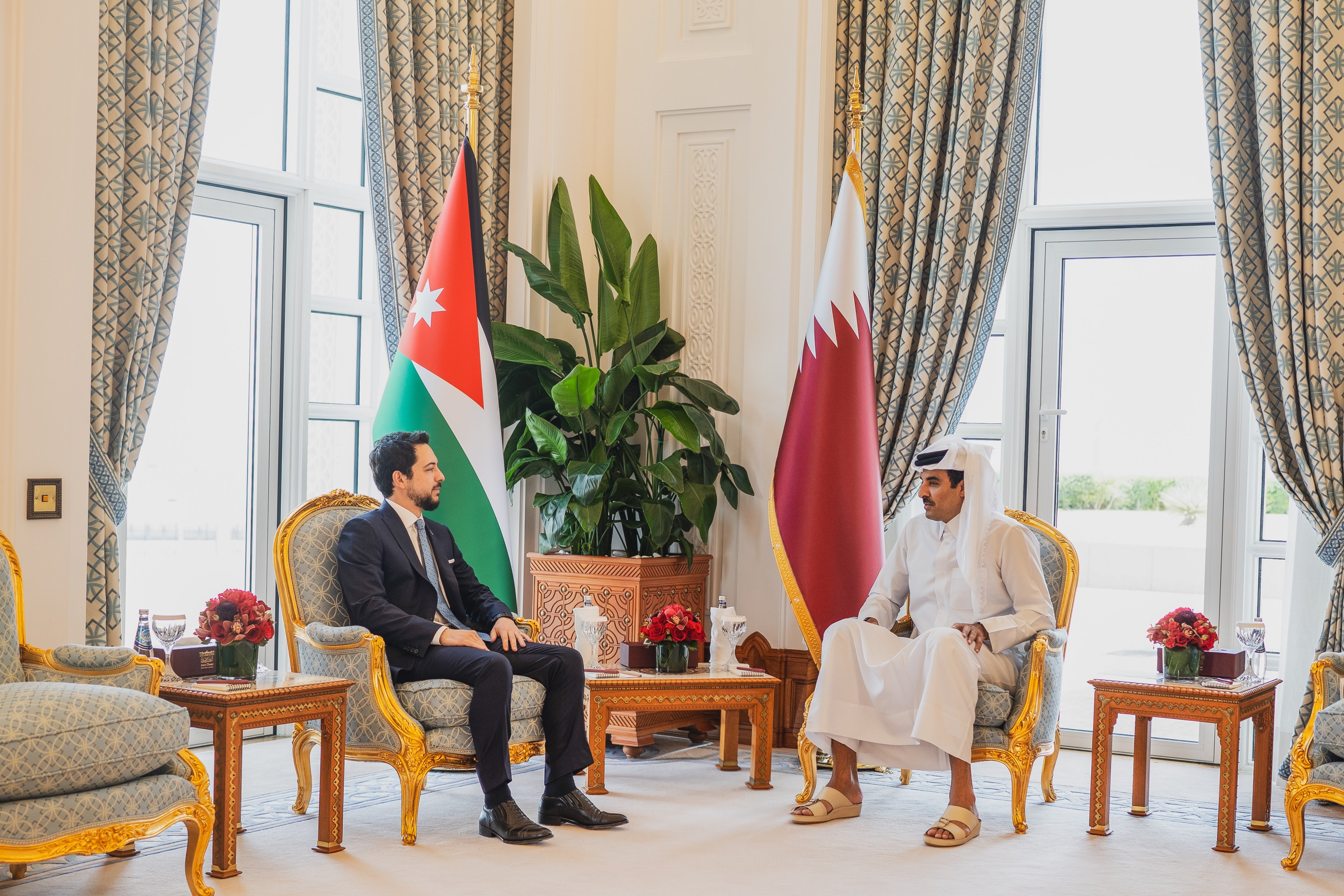 Crown Prince meets with Qatar emir in Doha