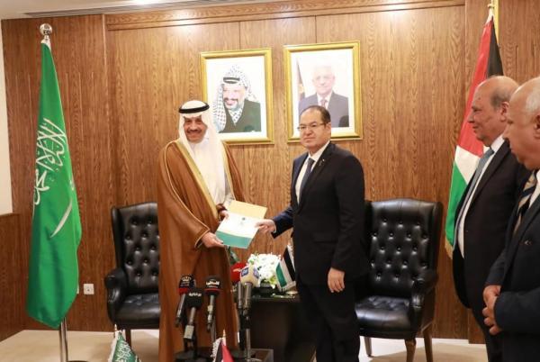 First Saudi ambassador presents his credentials officially to Palestine