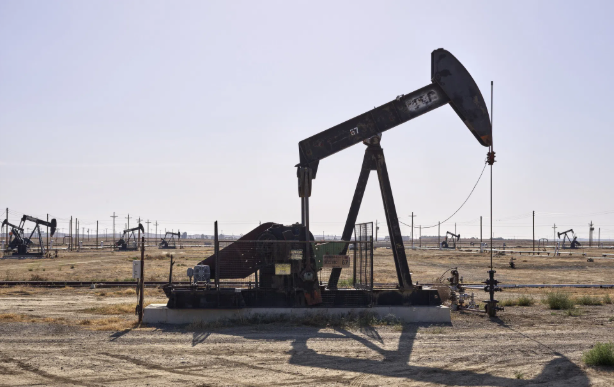 Oil falls 2% on easing supply concern after US, Iran agree to talks