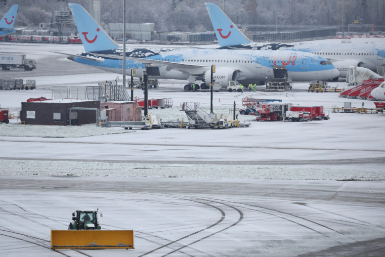 Manchester Airport temporarily closed due to snow World Ammon News