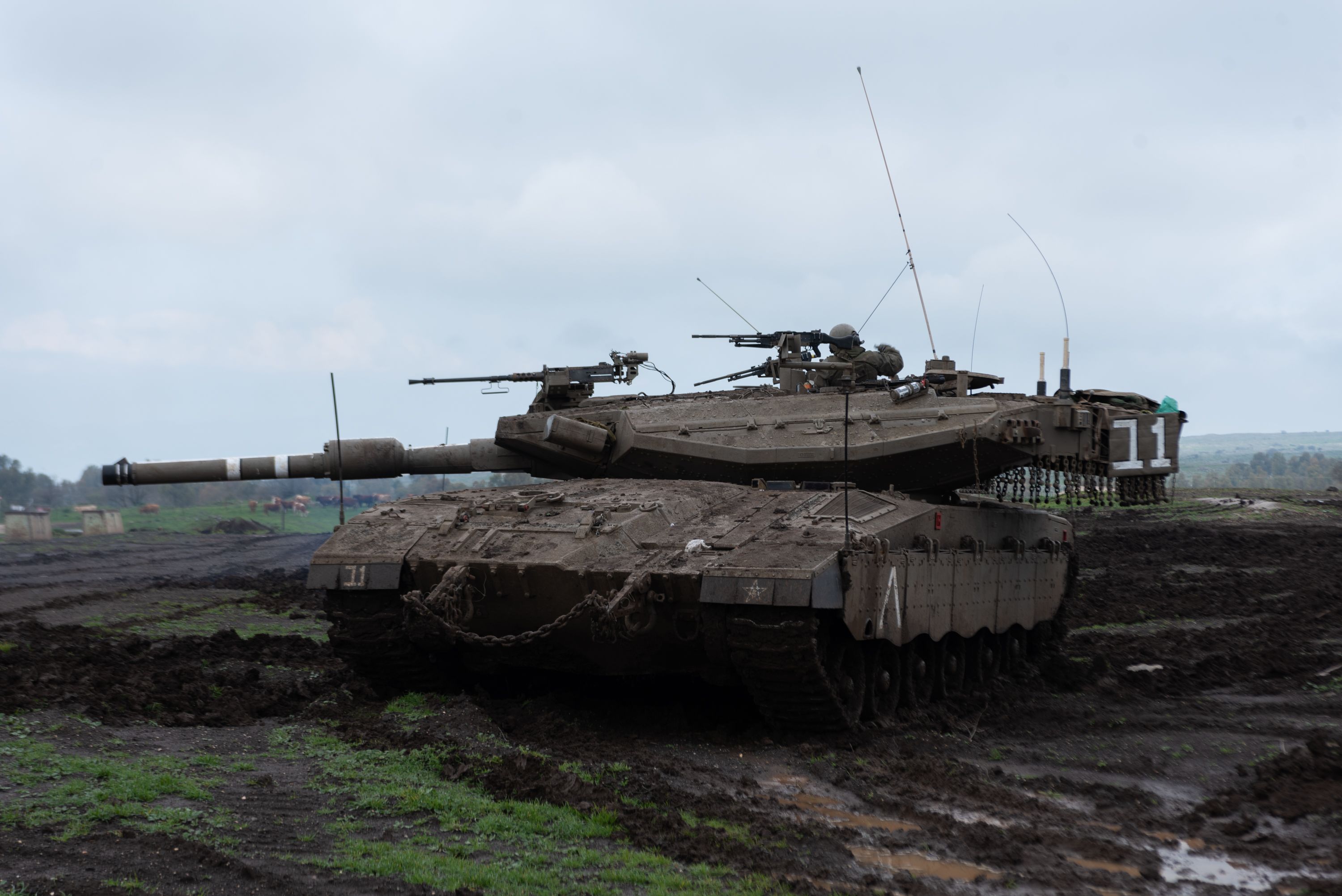 Israeli forces push deep into southern Gaza Strip