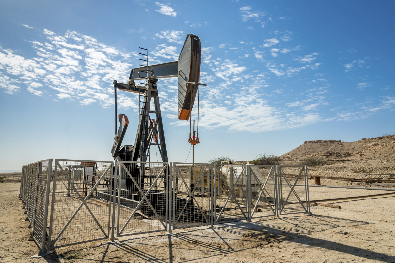 Oil drops 1% as US, Iran pledge to continue talks