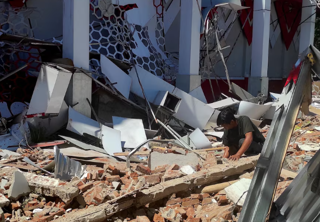 Indonesia earthquake damages buildings, but tsunami alerts have been lifted