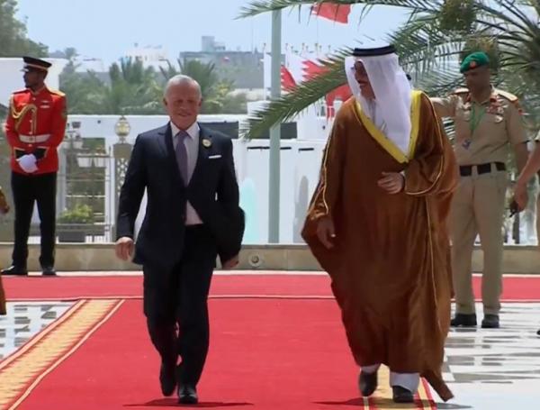 King arrives at headquarters of Arab Summit in Manama