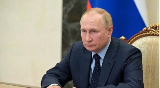 Kremlin spokesman: Putin works from his office 