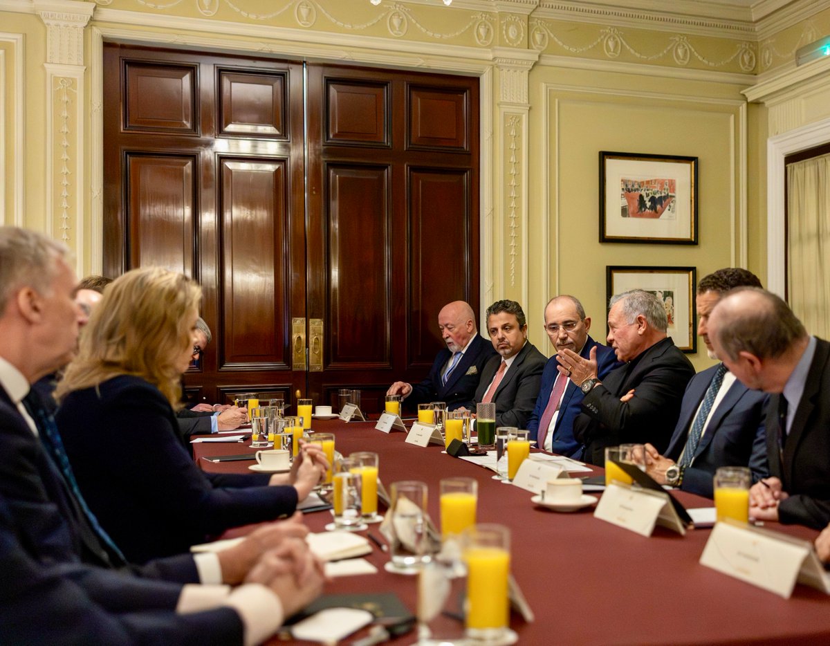 King meets with UK former officials, Parliament members in London