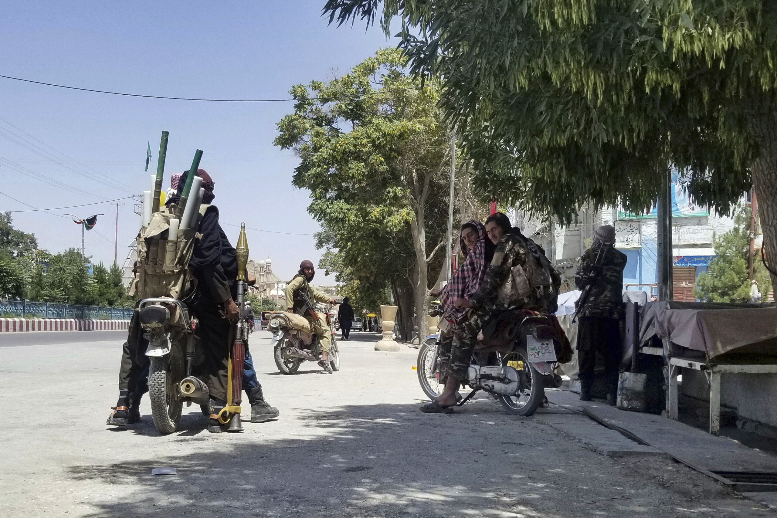 Afghanistan: Diplomats hasten exit as Taliban near Kabul
