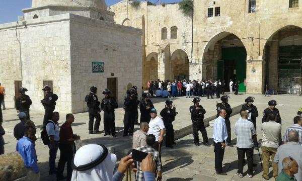 Scores of extremist settlers break into Al-Aqsa Mosque