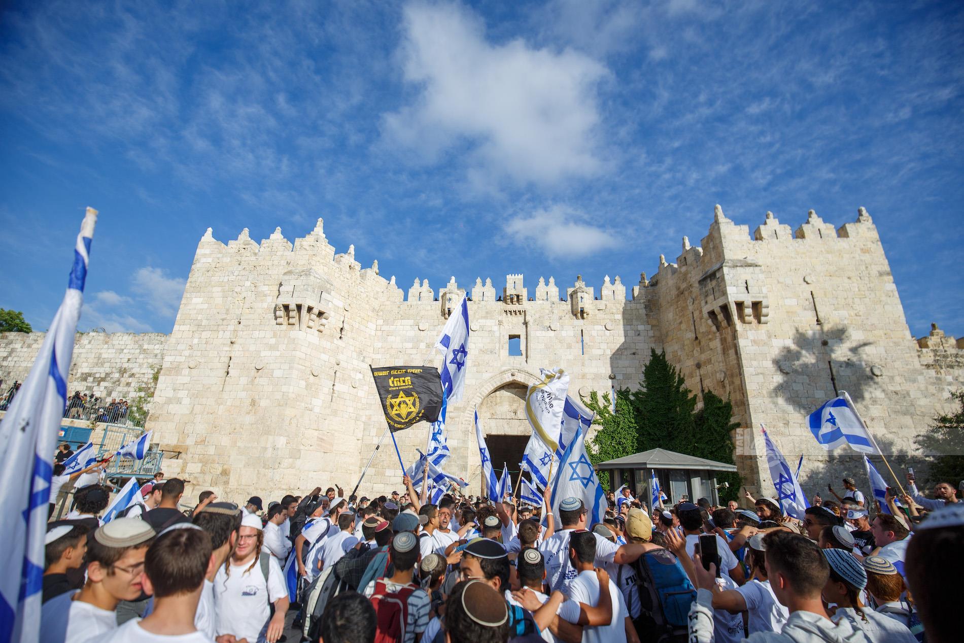 Israeli authorities turn Jerusalem sites into military zone to secure colonists' flag march