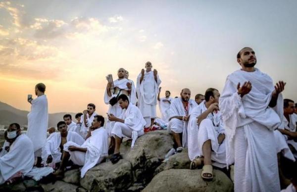Hajj pilgrims gather at Mount Arafat 