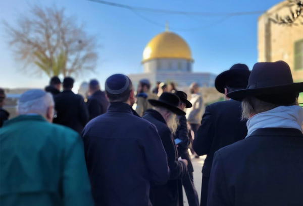 Scores of Israeli settlers break into Al-Asqa