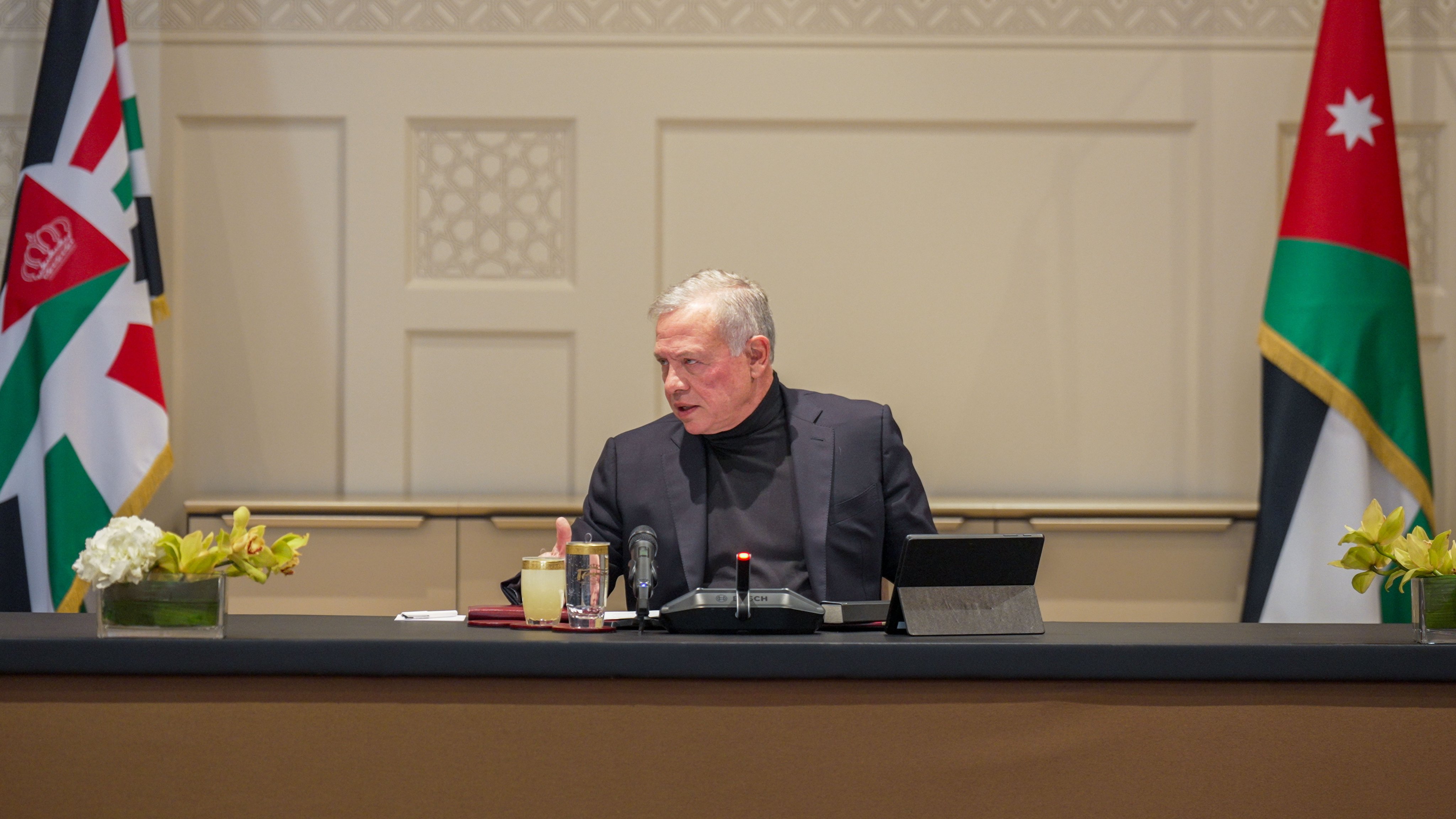 King meets prominent Jordanian figures at Al Husseiniya Palace