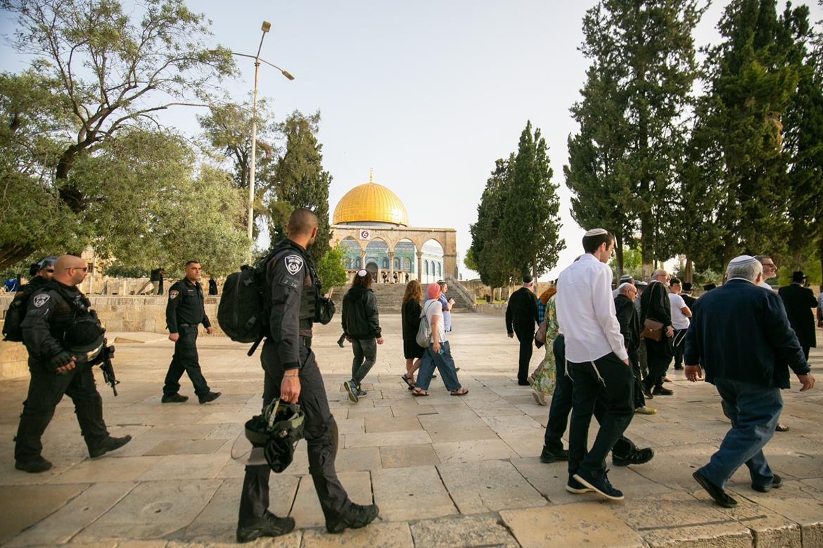 Hundreds of Israeli fanatics break into Jerusalems Aqsa mosque