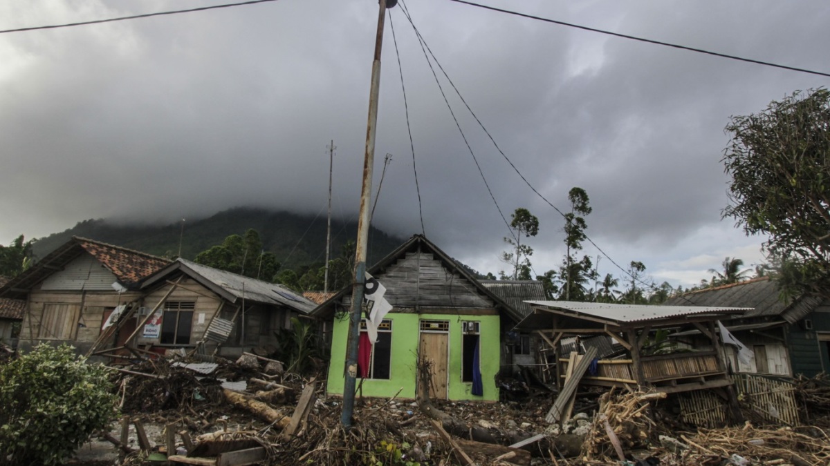 Indonesia rattled by 7.6 magnitude quake, tsunami warning lifted