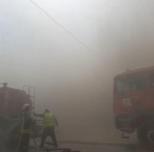 Large fire breaks out inside carpentry in Mafraq 