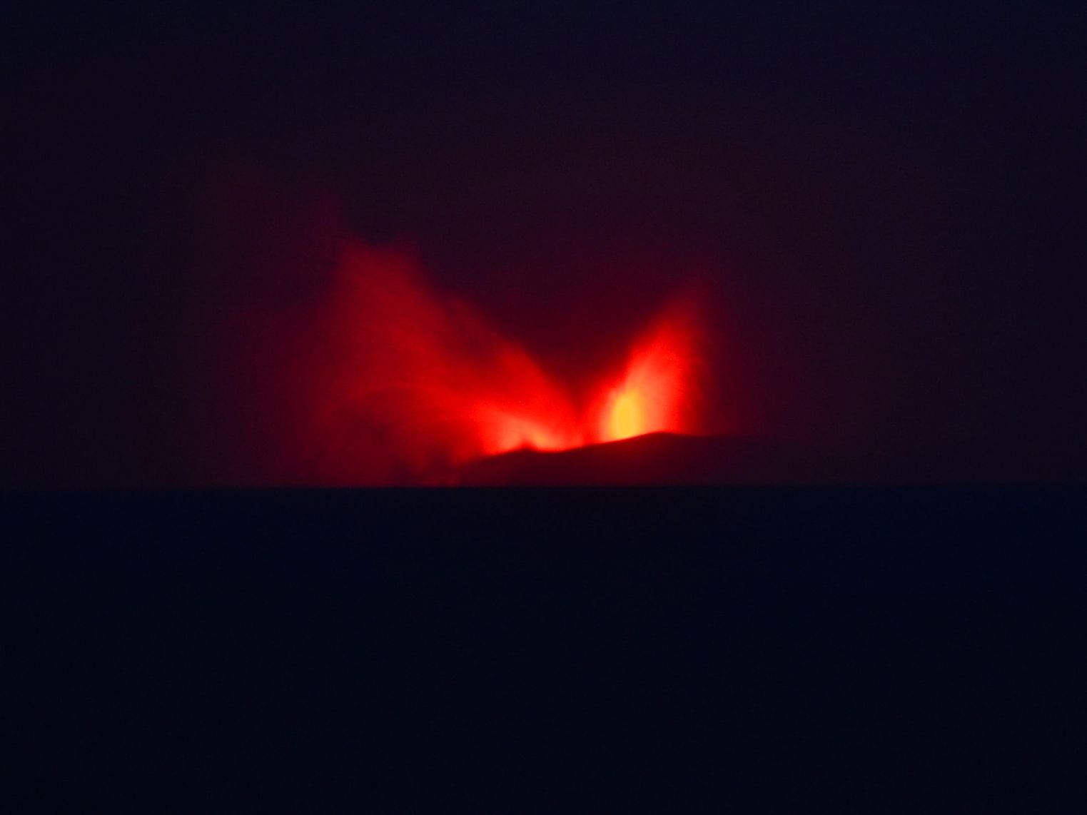 Indonesia& 039;s Anak Krakatau eruption halts flights, schools, fishing