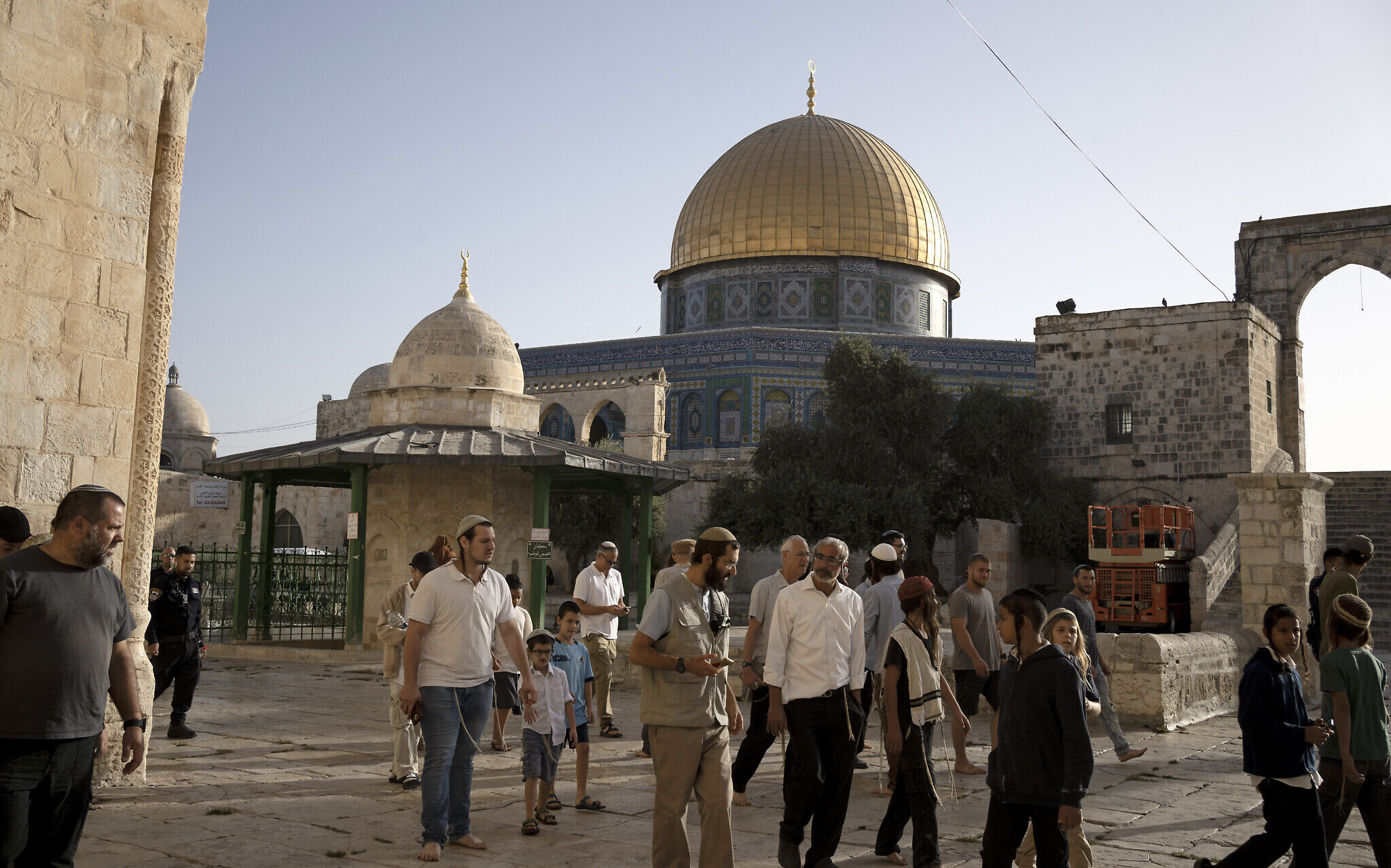 Palestinians, police scuffle as Jews visit Temple Mount on Rosh Hashanah; 4 arrested