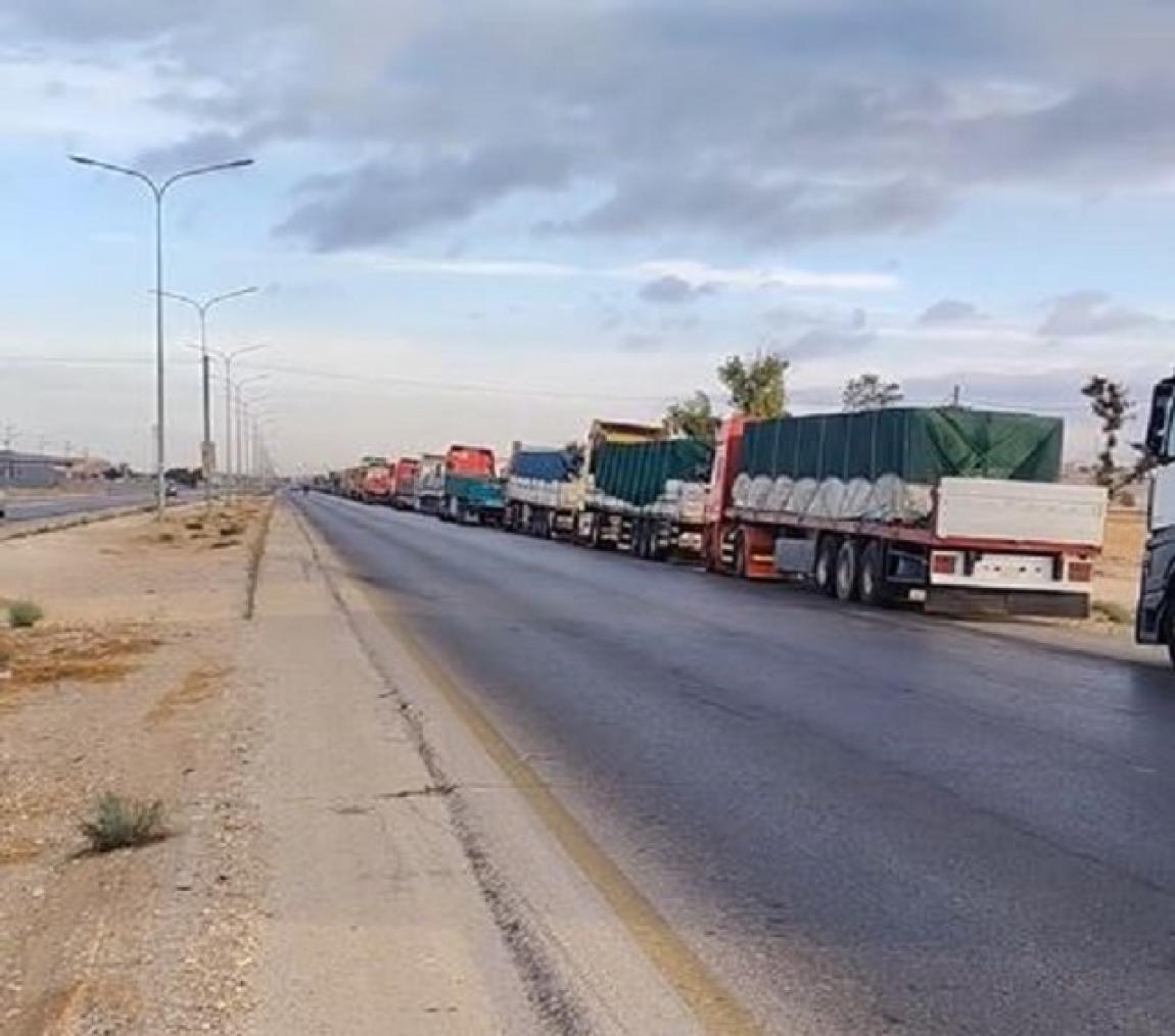 Hundreds of trucks stranded at Jaber border crossing with Syria