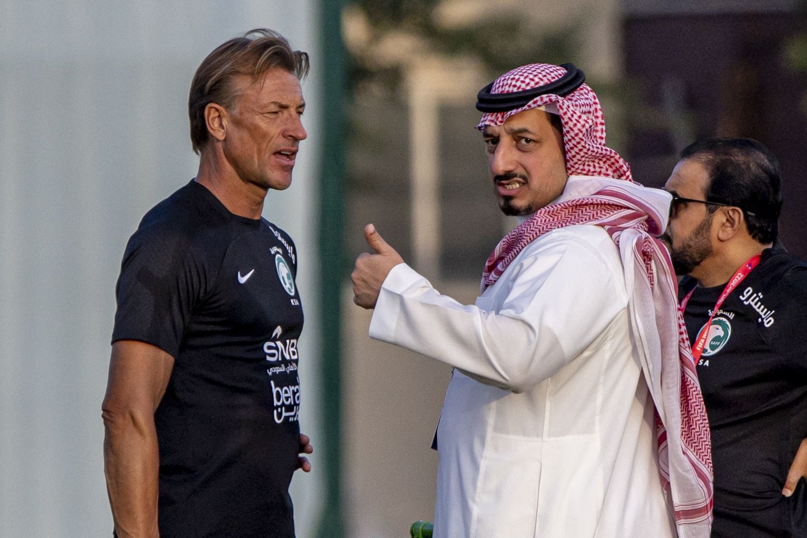 Игроки саудовской аравии. Тренер сборной Саудовской Аравии. Футболисты Саудовской Аравии. Игроки из Саудовской Аравии. Игрок Саудовской Аравии.