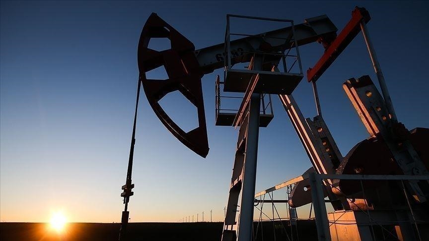 Oil prices drop as dollar strengthens, demand weakens