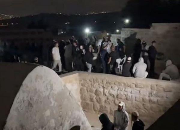 Hundreds of Israeli colonists raid Islamic religious sites in Nablus