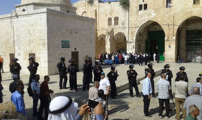 Scores of extremist settlers storm Al-Aqsa Mosque