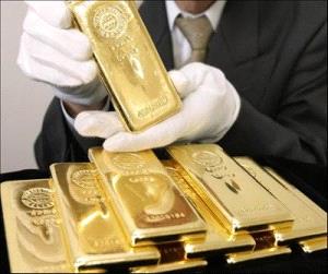 Gold settles higher on lower . dollar